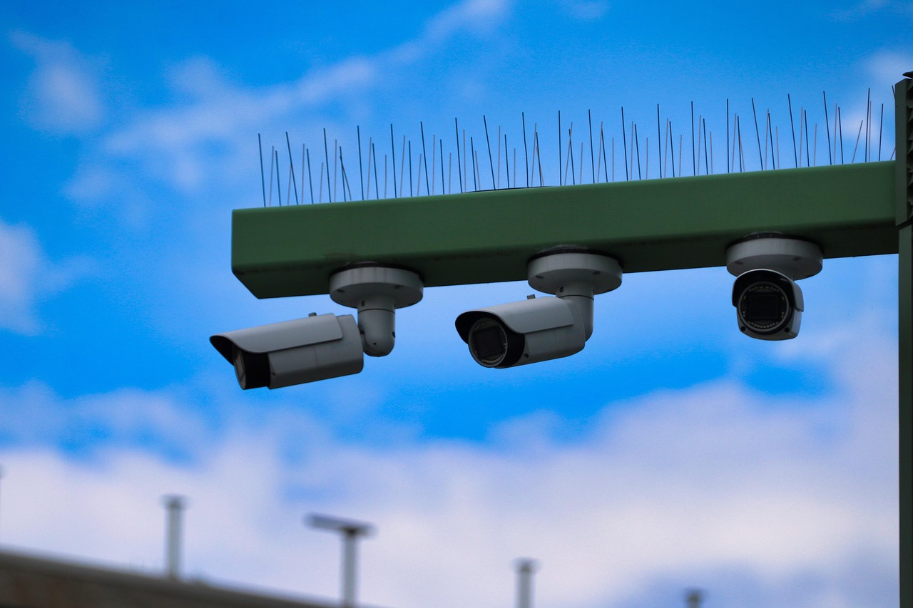 如何通过剧情和角色塑造来减少技术支持辅助的使用